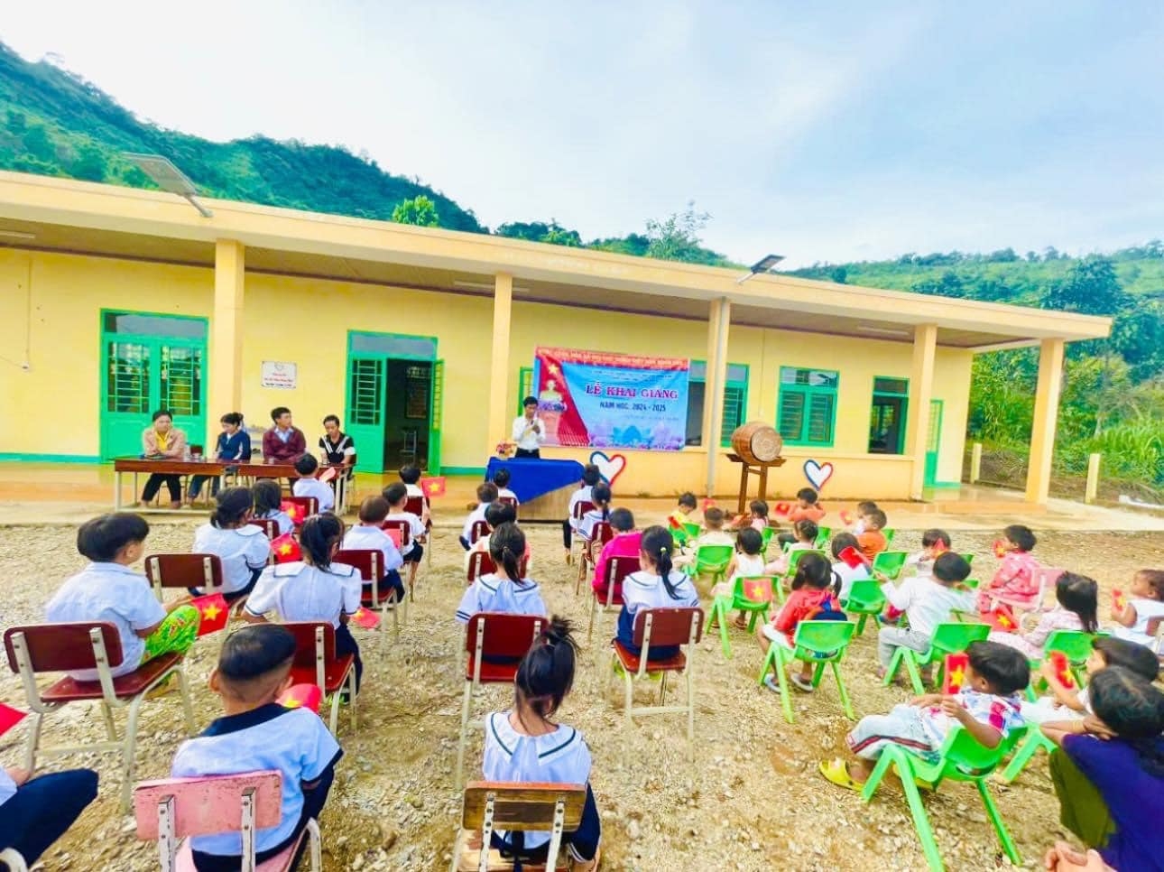 Năm trước còn khai giảng ở ngôi trường gỗ, năm nay các con đã có ngôi trường mới khang trang, rực rỡ ạ