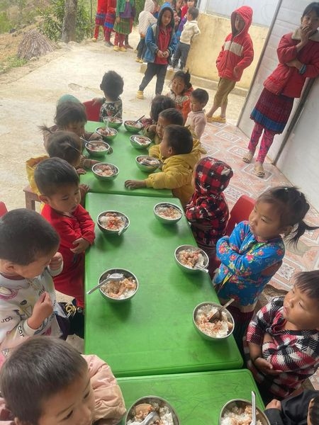 Bữa ăn của học trò sao lại thịt ít hơn mọi ngày? Câu trả lời của cô giáo khiến chúng mình 