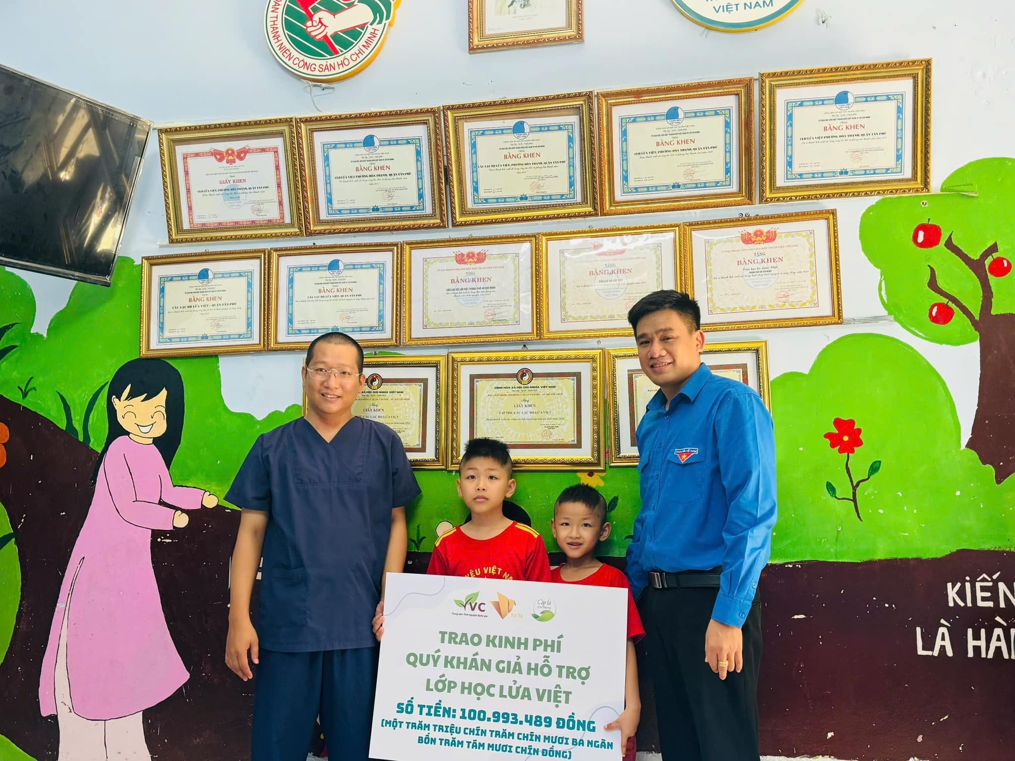 Trao kinh phí quý khán giả hỗ trợ cha con em Duyên và 2 anh em Phúc Bảo - Lớp học Lửa Việt, TP. Hồ Chí Minh 💕💕💕Trao kinh phí quý khán giả hỗ trợ cha con em Duyên và 2 anh em Phúc Bảo - Lớp học Lửa Vi