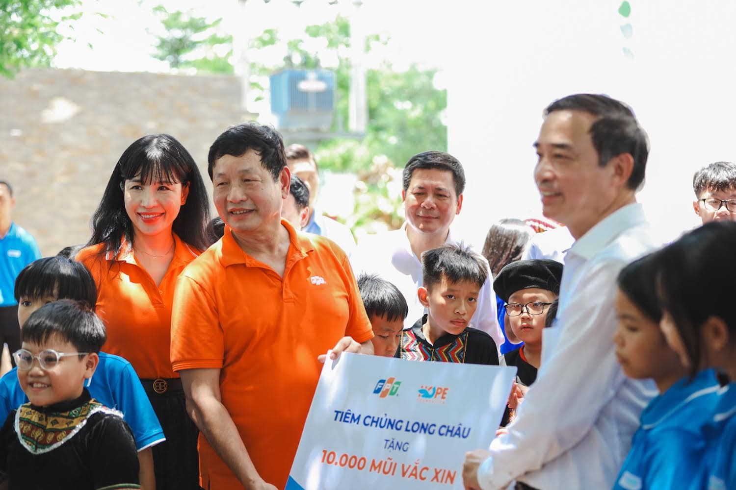TRAO TẶNG 10.000 MŨI TIÊM VẮC XIN CHO HỌC SINH TRƯỜNG HY VỌNG, PHỤ NỮ VÀ TRẺ EM TP. ĐÀ NẴNG