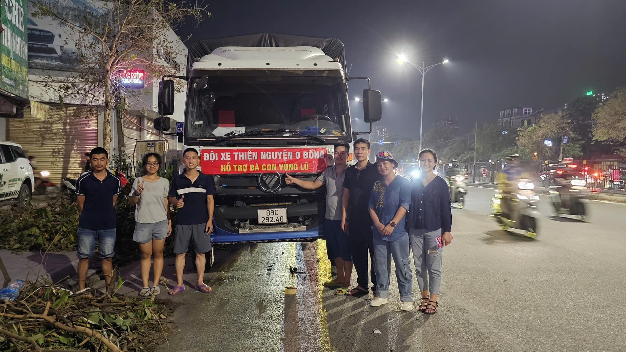 Giờ này, có lẽ nhiều người đã ngủ ngon. Nhưng có những tài xế vẫn chưa ngủ, họ đang xuyên đêm bốc hàng đi vùng lũ đã nhiều ngày qua 💕 
