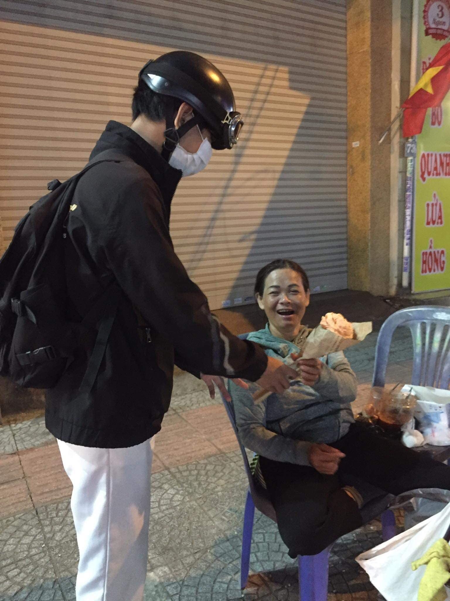 Nụ cười của những người lao động và người bệnh khi bất ngờ được tặng hoa dịp 8/3 🌷🌷🌷
