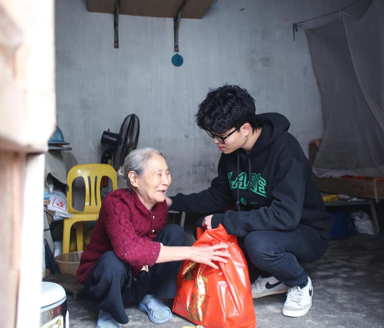 TẾT NÀY CHÚNG CHÁU KHÔNG QUÊN ÔNG, BÀ  “NHỮNG CHIẾC BÁNH CHƯNG NGHĨA TÌNH…