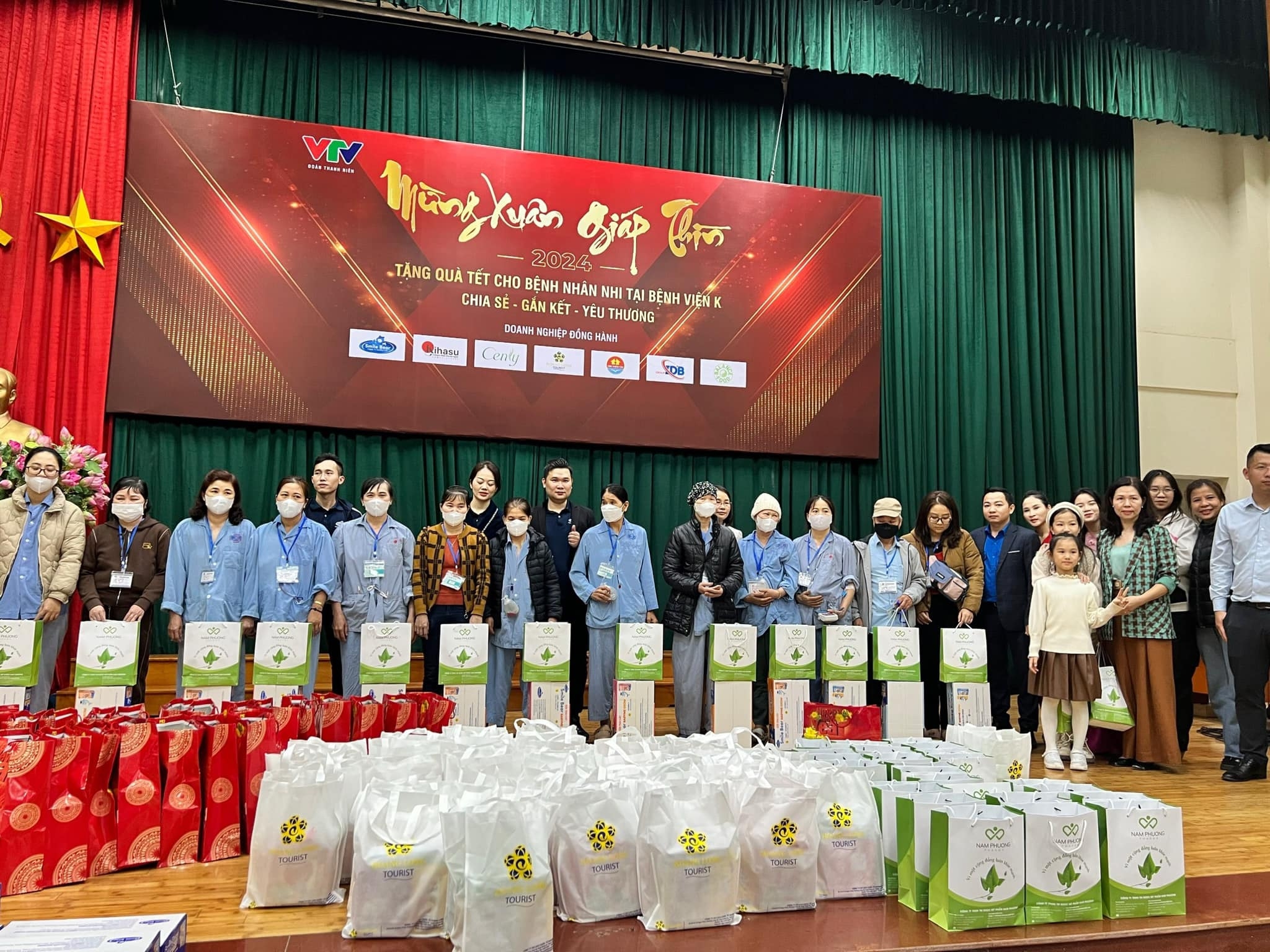 Chiều nay (3/2/2024), Đoàn Thanh niên Đài Truyền hình Việt Nam cùng một số đơn vị doanh nghiệp đã tổ chức chương trình tặng quà Tết cho các bệnh nhân ung thư tại bệnh viện K,