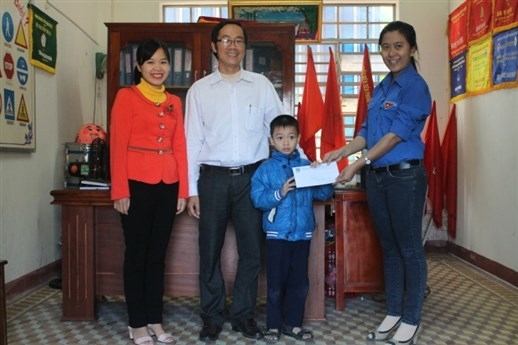 Đoàn phường Hòa Minh tặng quà gia đình chính sách và học sinh nghèo nhân dịp tết Bính Thân 2016