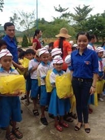 Chi đoàn Ban quản lý các chợ quận tặng quà cho trẻ em Trường Tiểu học Sơn Viên, Quảng Nam