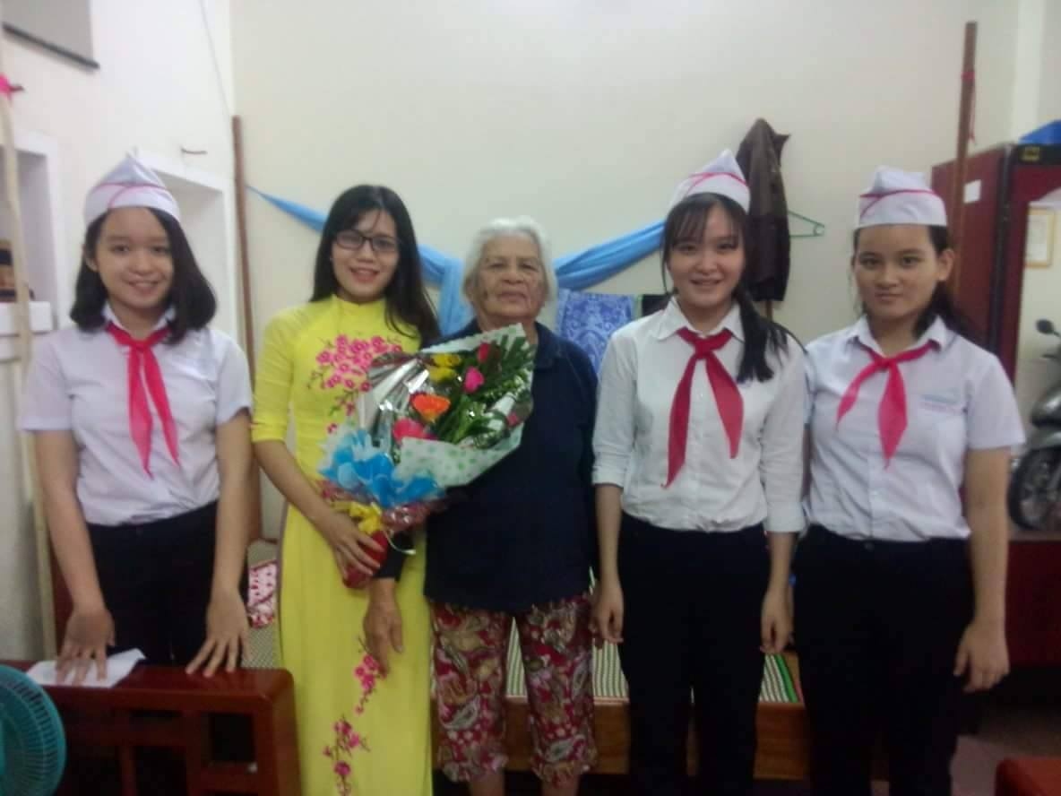 Liên đội trường THCS Nguyễn Bỉnh Khiêm thăm và tặng quà cho mẹ Việt Nam anh hùng Phan Thị Giỏi
