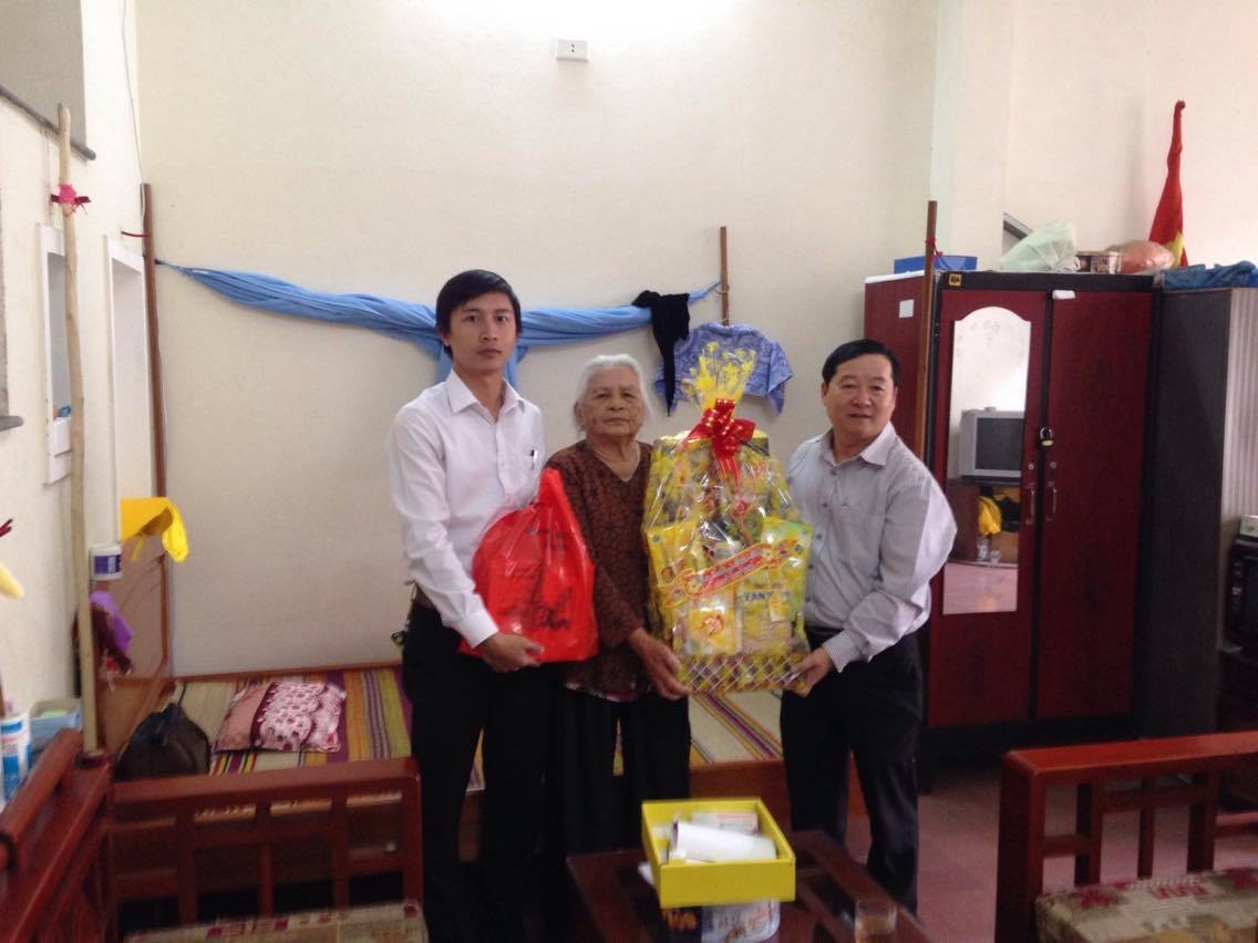Đảng ủy, Chi đoàn khối chính quyền quận Liên Chiểu thăm và chúc Tết Bà Mẹ Việt Nam Anh hùng