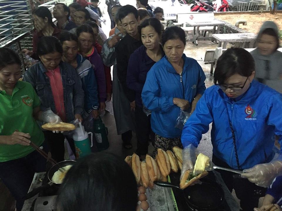 Đoàn phường Hòa Hiệp Bắc tổ chức chương trình “Bánh mì ốp la”  miễn phí năm 2017