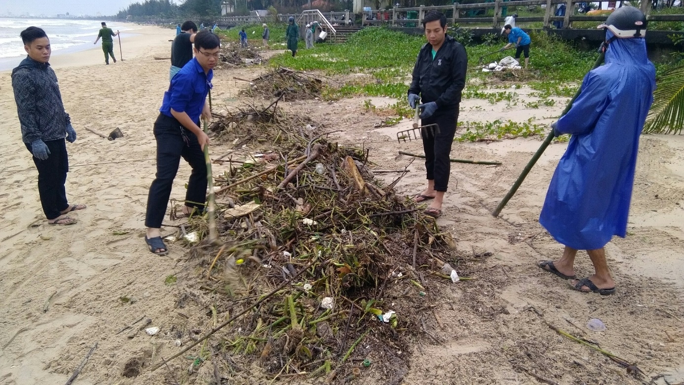 Hòa Khánh Bắc ra quân dọn vệ sinh bãi biển sau đợt mưa kéo dài