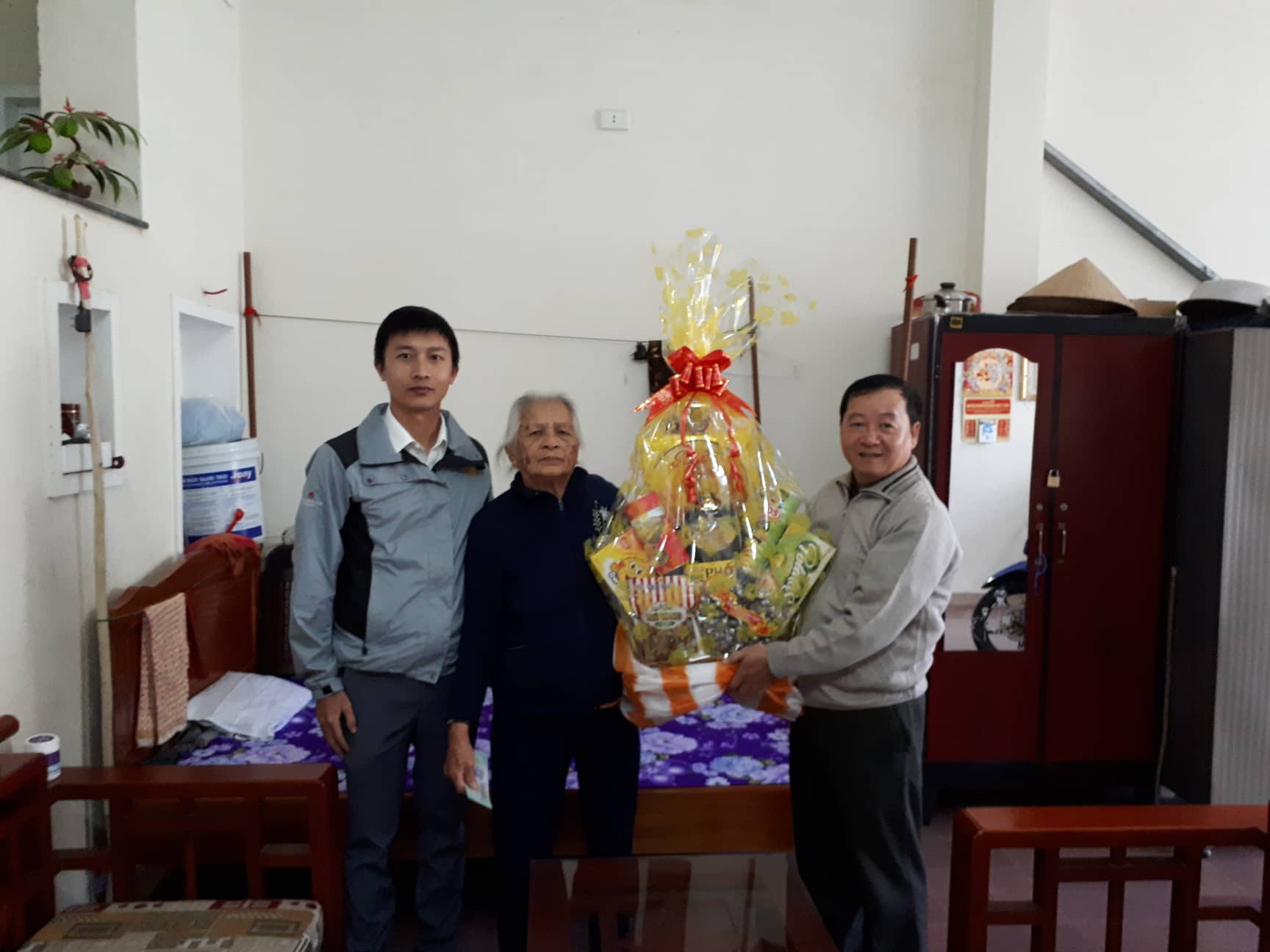 Chi đoàn khối chính quyền quận Liên Chiểu thăm và chúc Tết Bà Mẹ Việt Nam Anh hùng